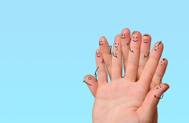 Ευτυχισμένη ομάδα δάχτυλο φατσούλες. Δάχτυλα που αντιπροσωπεύουν ένα κοινωνικό δίκτυο - Φωτογραφία, εικόνα