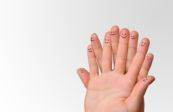 Onnellinen sormihymiöiden ryhmä. Sosiaalista verkostoa edustavat sormet
 - Valokuva, kuva