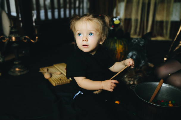 klein meisje spelen in een heks - Foto, afbeelding
