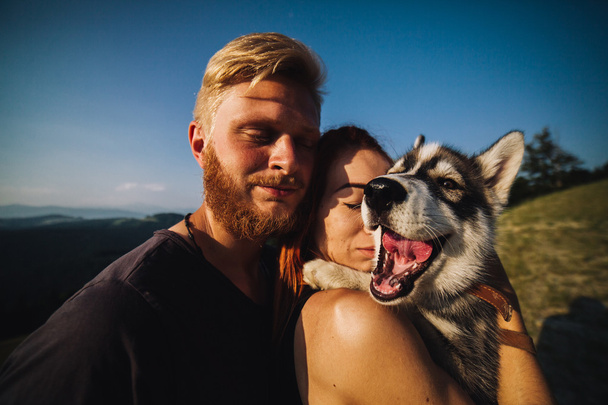 写真のカップルと犬 - 写真・画像