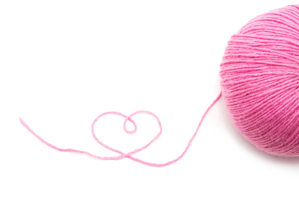 Balle de fil rose sur fond blanc - Photo, image