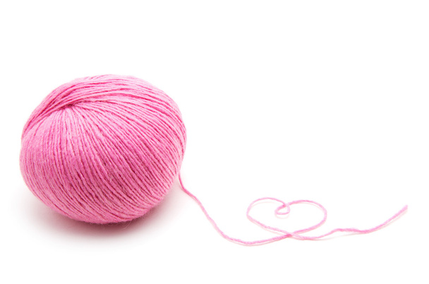 Pink Yarn Ball на белом фоне - Фото, изображение
