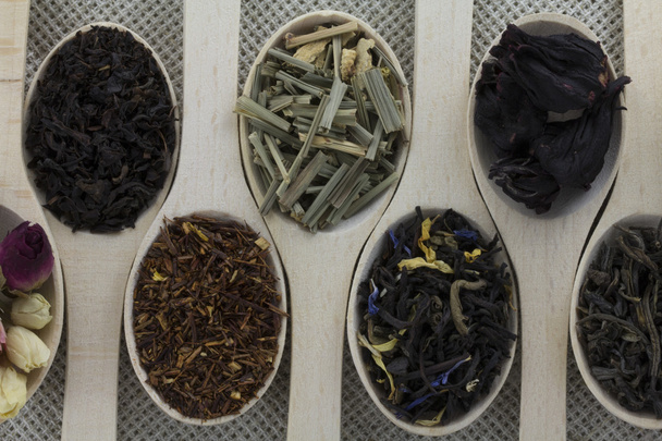Surtido de diferentes tipos de té en una cuchara de madera
 - Foto, Imagen