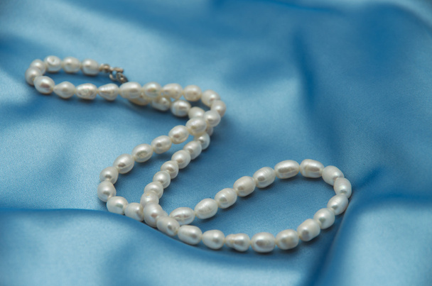 Perles un collier sur un tissu de soie - Photo, image