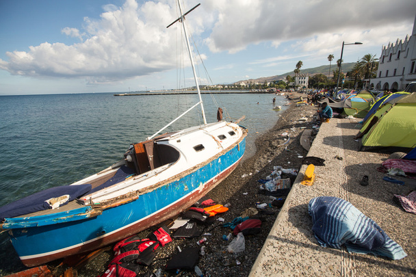 Chalecos salvavidas desechados y barco turco
 - Foto, Imagen