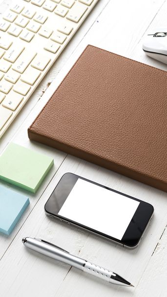 computer e quaderno marrone con materiale per ufficio
 - Foto, immagini