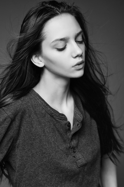 portrét krásné dospívající dívka s dlouhými vlasy - Fotografie, Obrázek