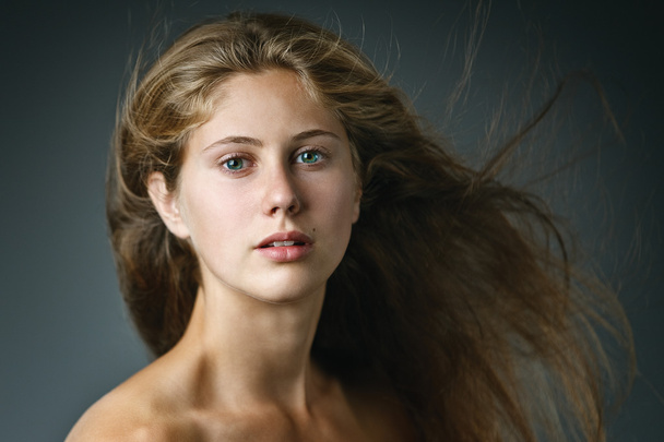 Красивая молодая женщина с длинными волосами
 - Фото, изображение