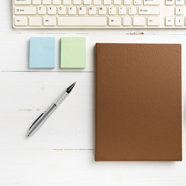 computador e notebook marrom com material de escritório
 - Foto, Imagem