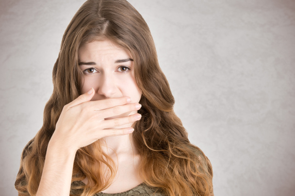Femmina che copre la sua bocca
 - Foto, immagini