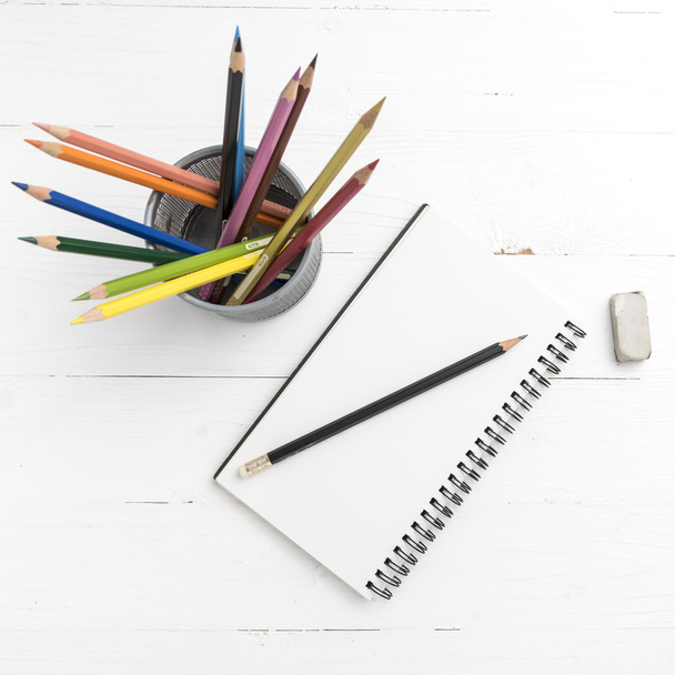 notepad with color pencil - Foto, imagen