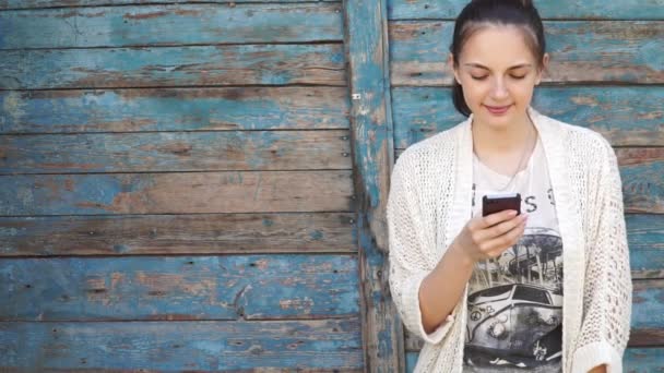 piękna dziewczyna pisania sms na telefon - Materiał filmowy, wideo