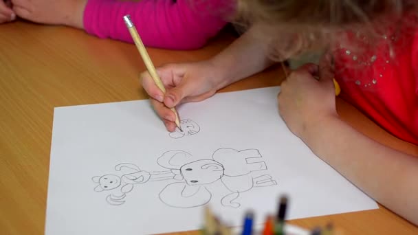 dítě kreslí - Záběry, video