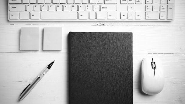 комп'ютер і коричневий блокнот з офісними приладдям чорно-білий
 - Фото, зображення