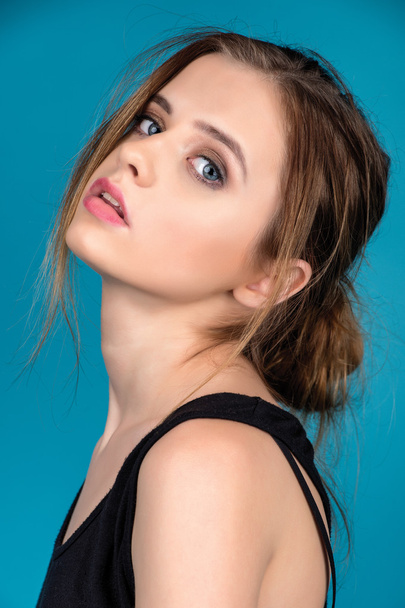 genç kadın model mavi arka plan üzerinde güzellik portresi - Fotoğraf, Görsel