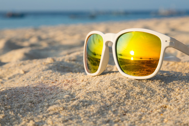 Occhiali da sole da spiaggia tropicali
 - Foto, immagini