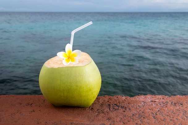 Erfrischung durch tropische Kokosnüsse - Foto, Bild