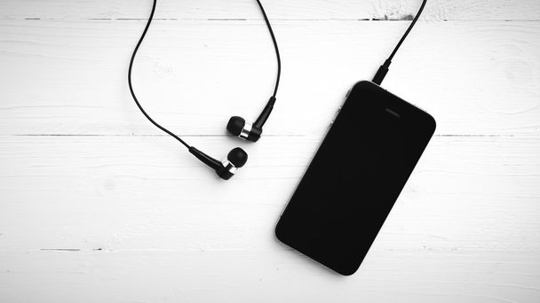 cep telefonu kulaklık siyah ve beyaz renk tonu tarzı ile - Fotoğraf, Görsel
