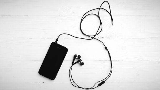 мобільний телефон з навушниками чорно-білого кольору стиль тону
 - Фото, зображення