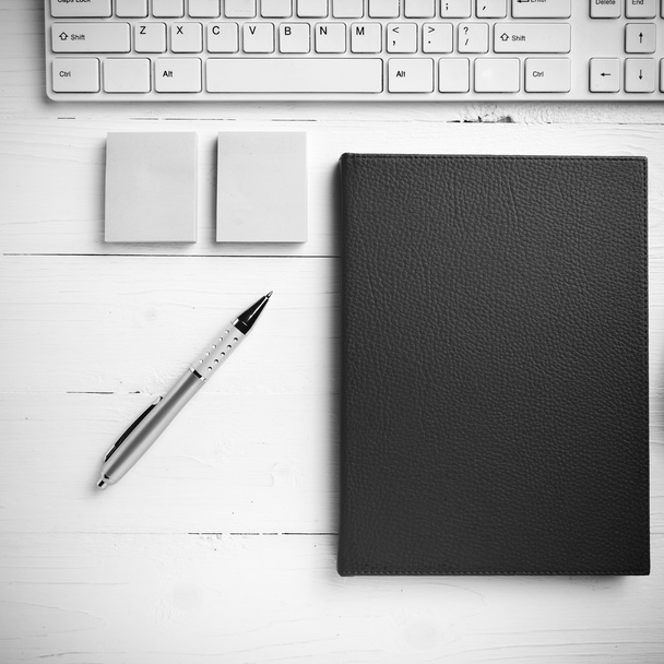 Computer und braunes Notizbuch mit Bürobedarf schwarz-weiß - Foto, Bild