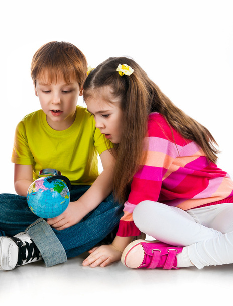 Kids with a globe of the world - Fotoğraf, Görsel