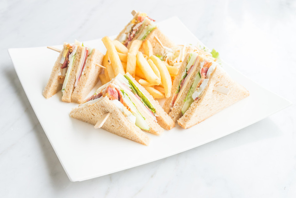 Клубные бутерброды на тарелке
 - Фото, изображение
