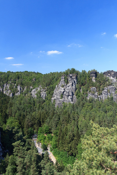 Panorama com formações rochosas típicas em Bastei e Rathen Open Air Stage, Saxon Suíça
 - Foto, Imagem
