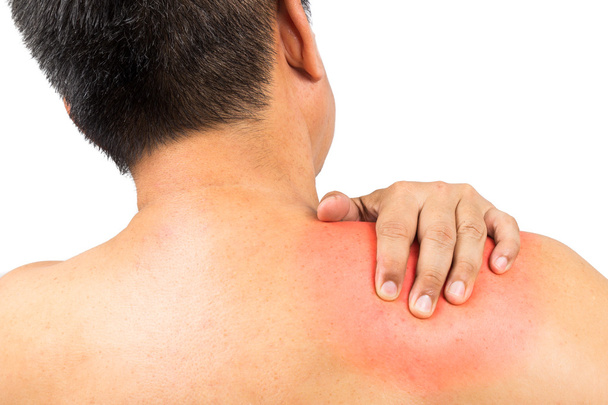 Reifer Mann umarmt seine schmerzhafte geschwollene Schulter mit der Hand - Foto, Bild