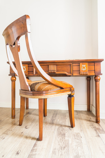 Fából készült asztal és szék - Fotó, kép