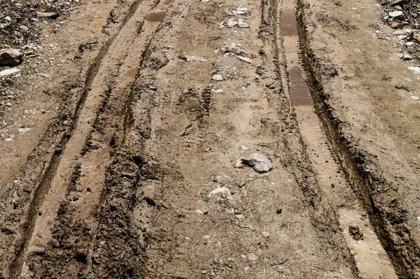 Gumiabroncs nyomon követi a sáros földút - Fotó, kép