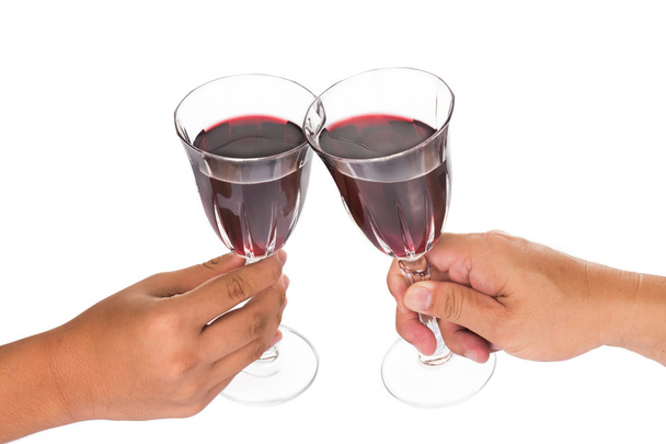 Manos tostando vino tinto en copas de cristal
 - Foto, imagen