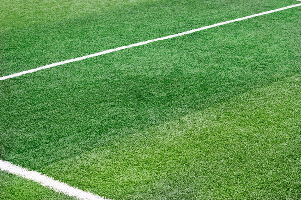 Terrain de gazon vert avec marque blanche football de ligne, foyer doux
 - Photo, image