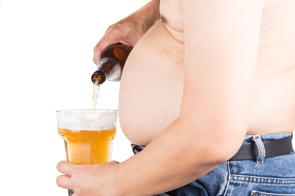 さわやかなビールのガラスを注ぐ大きな腹を持つ肥満男 - 写真・画像