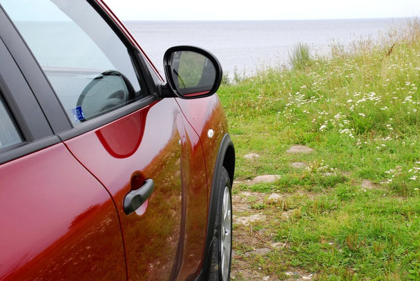 czerwony samochód na wybrzeżu Morza - Zdjęcie, obraz