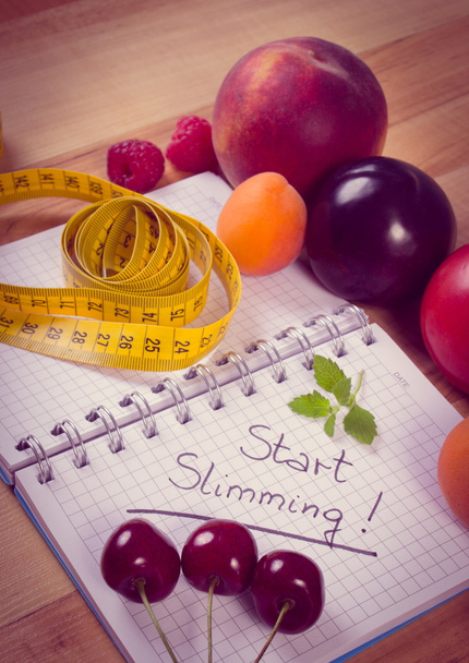 Винтажное фото, фрукты, овощи и сантиметр с ноутбуком, похудения и здоровой пищи
 - Фото, изображение