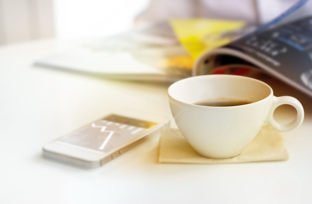 παστέλ και vintage χρώμα ύφος του καφέ Κύπελλο με κινητό τηλέφωνο και άνθρωπος των επιχειρήσεων σε καφενείο - Φωτογραφία, εικόνα