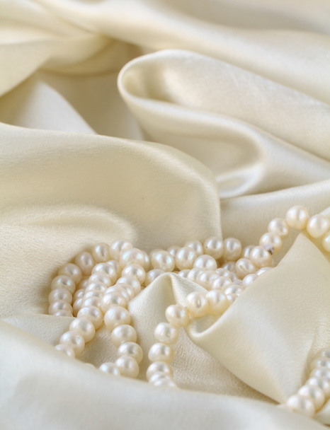 Perlen eine Kette auf einem Seidenstoff - Foto, Bild