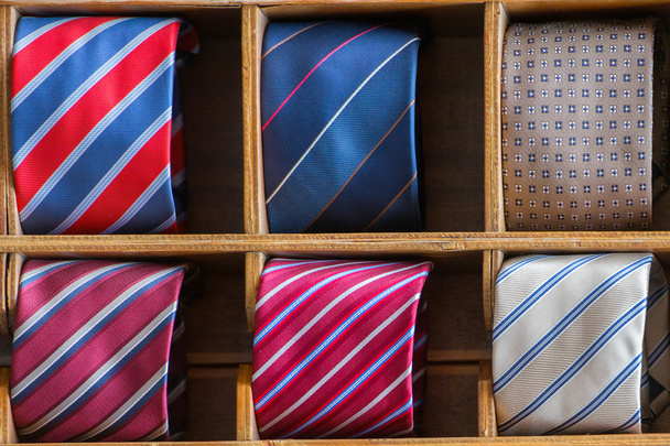 olasz gyártott-ban Olaszország selyem nyakkendő a kijelzőn - Fotó, kép