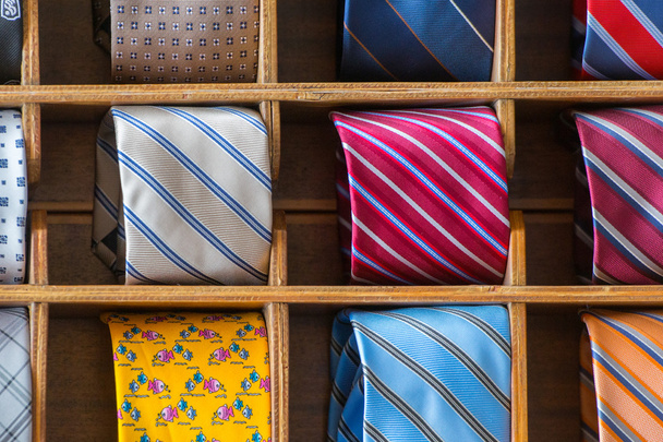 italiano hecho en italia corbata de seda en exhibición
 - Foto, Imagen