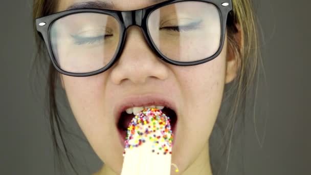 Красива жінка з чорними сонцезахисними окулярами сексуально їсть банан
 - Кадри, відео