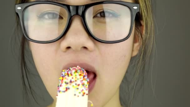 Gyönyörű nő fekete napszemüveg szexi étkezési banán - Felvétel, videó