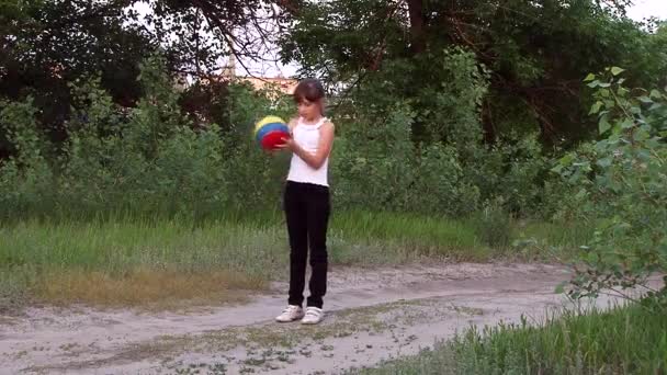 Το κορίτσι κλωτσιές ένα χέρι την μπάλα - Πλάνα, βίντεο
