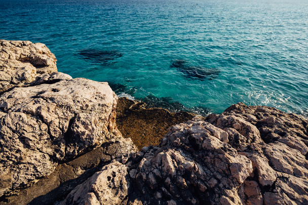 moře a skalnaté pobřeží - Fotografie, Obrázek