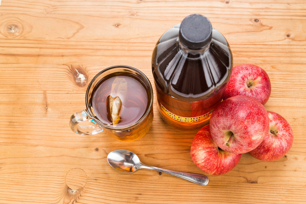 Apple cider vinegar with brewed tea, natural remedies and cures - Fotoğraf, Görsel