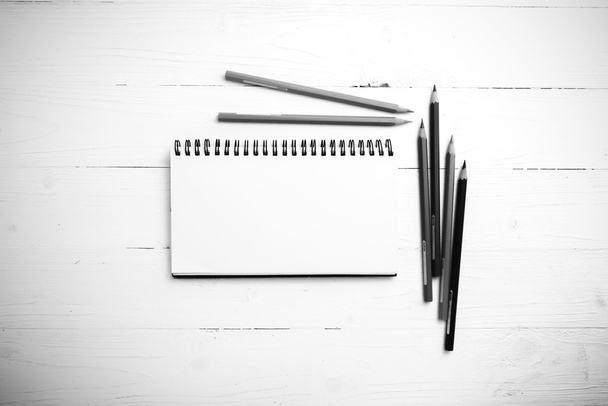 notepad with color pencil black and white color style - Foto, afbeelding