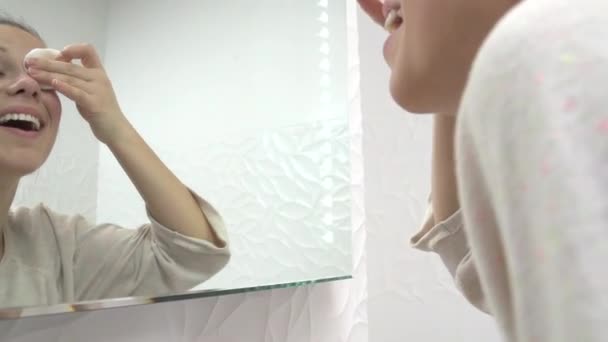 Teenager Mädchen putzt ihr Gesicht - Filmmaterial, Video