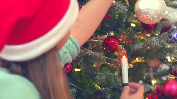 family decorating Christmas tree - Filmagem, Vídeo