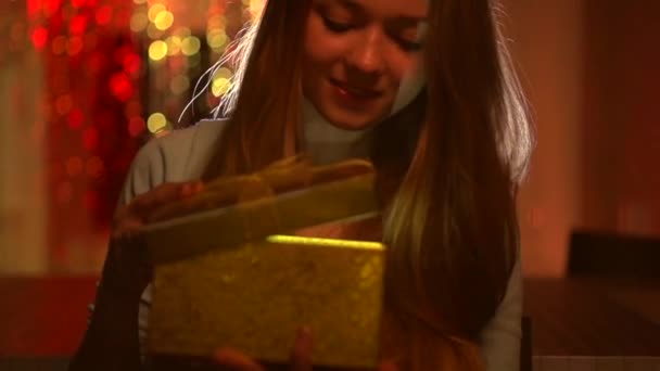 κορίτσι ανοίγει το πλαίσιο δώρο Χριστουγέννων - Πλάνα, βίντεο