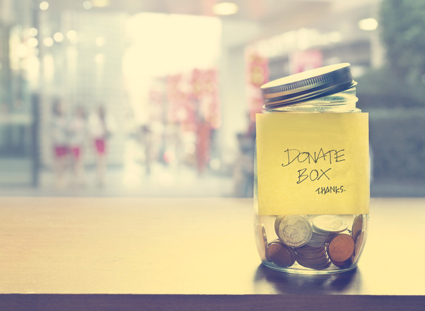 Caja de donación, monedas en la botella de vidrio, tono de color vintage
 - Foto, Imagen