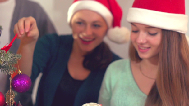 Ευτυχισμένη οικογένεια στολίζει χριστουγεννιάτικο δέντρο - Πλάνα, βίντεο